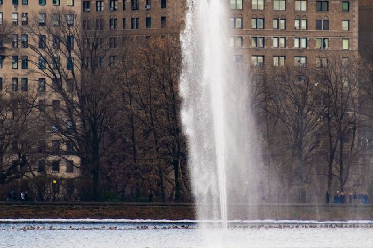 Vue captivante d'une fontaine à Central Park en hiver, New York City Vue captivante d'une fontaine à Central Park en hiver, New York City