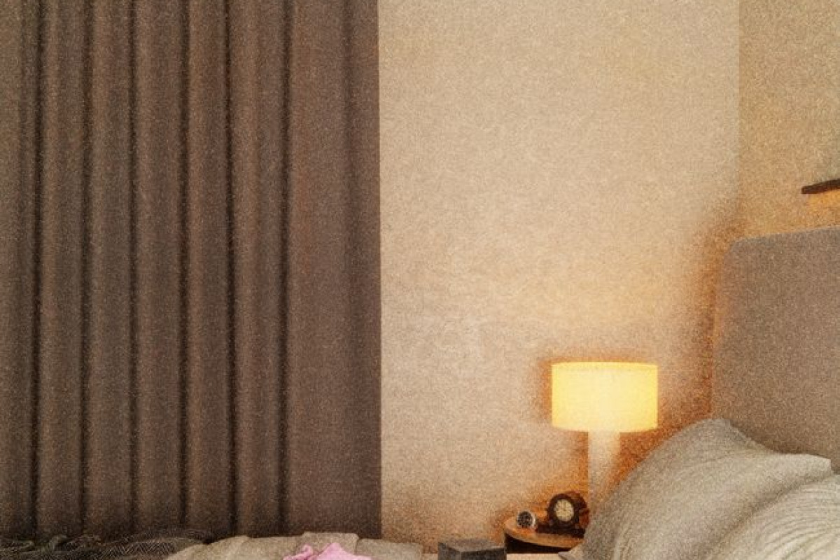 Chambre cosy avec lampe à lumière douce, décor neutre et lit confortable avec objets épars Chambre cosy avec lampe à lumière douce, décor neutre et lit confortable avec objets épars